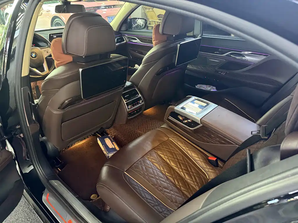 BMW 7 Series — миниатюра 9