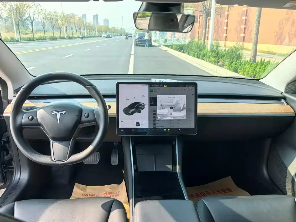 TESLA MODEL 3