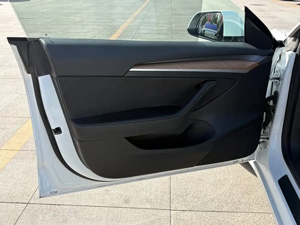 Tesla Model 3 — миниатюра 7