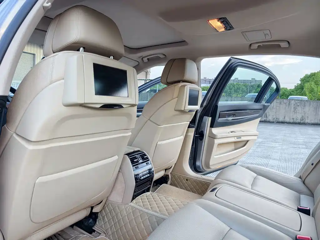 BMW 7 Series — миниатюра 14