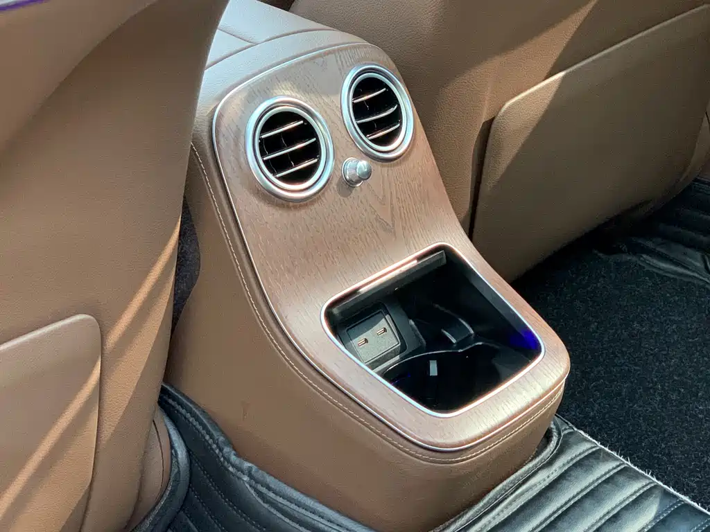 Mercedes-Benz E-Class — миниатюра 8