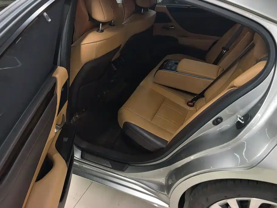 Lexus ES — миниатюра 11