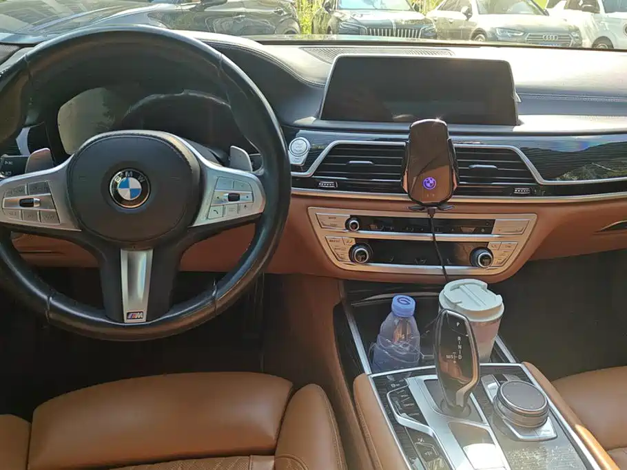 BMW 7 Series — миниатюра 12