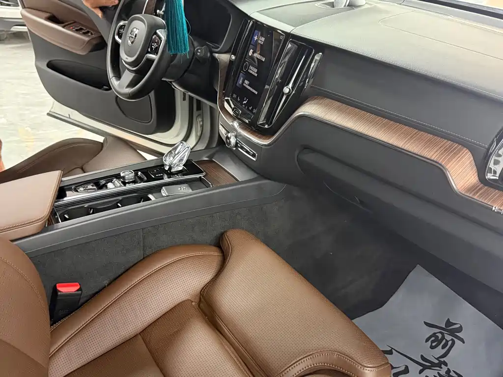 Volvo XC60 PHEV — миниатюра 14