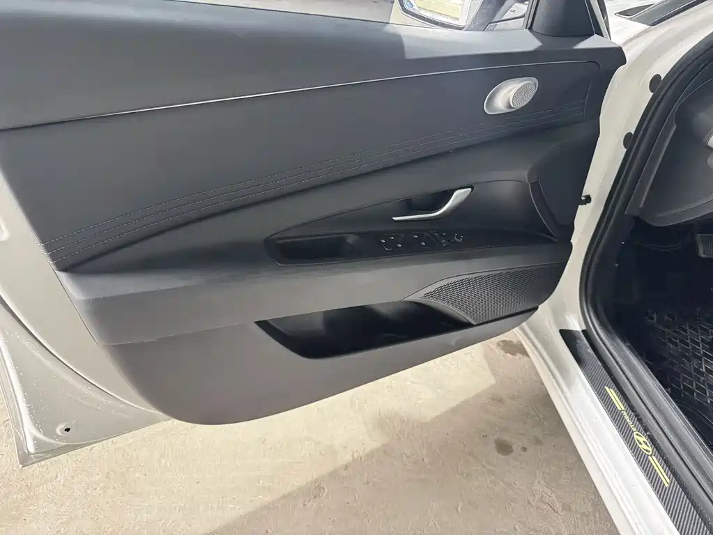 Hyundai Elantra — миниатюра 11