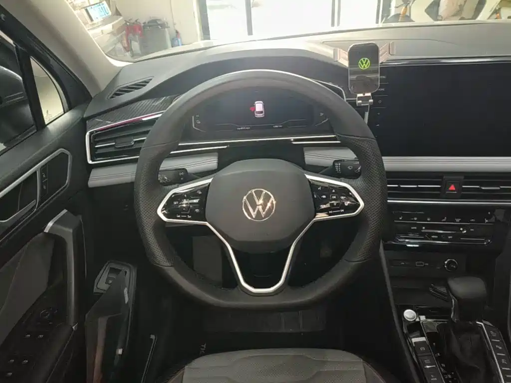 Volkswagen Tiguan L PHEV — миниатюра 11