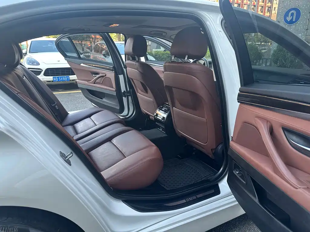 BMW 5 Series — миниатюра 6