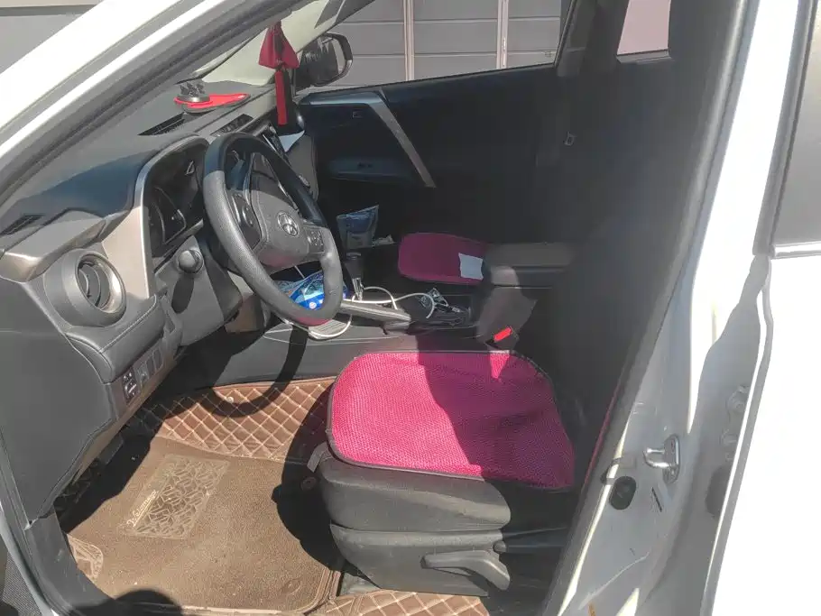 Toyota RAV4 — миниатюра 9