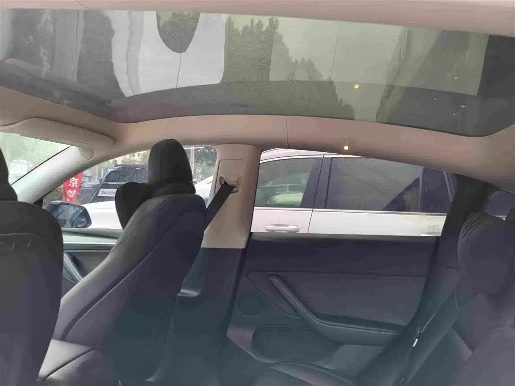 Tesla Model Y — миниатюра 8