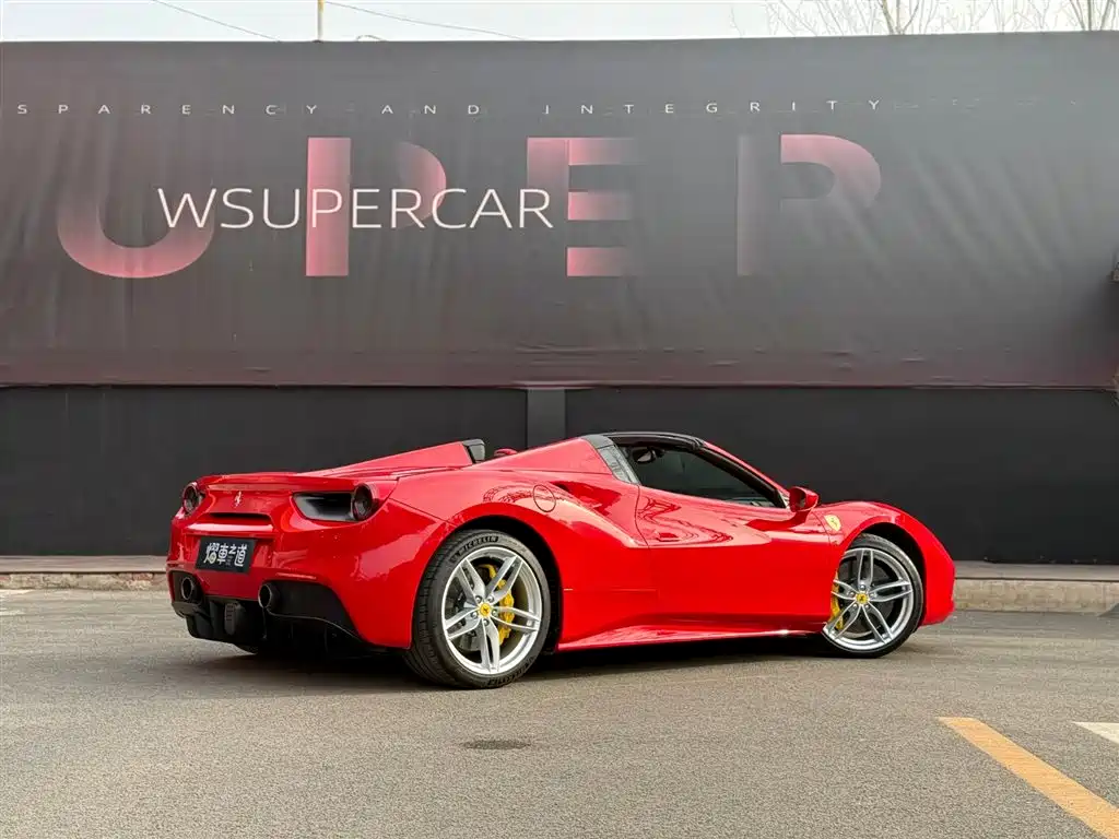 FERRARI 488