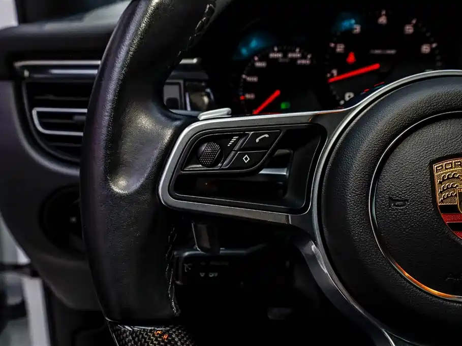PORSCHE MACAN