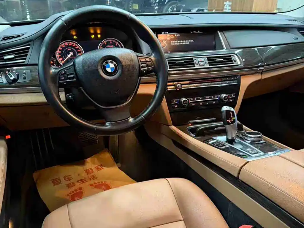 BMW 7 Series — миниатюра 8