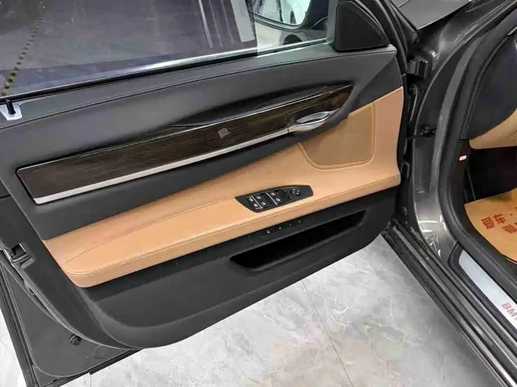 BMW 7 Series — миниатюра 10