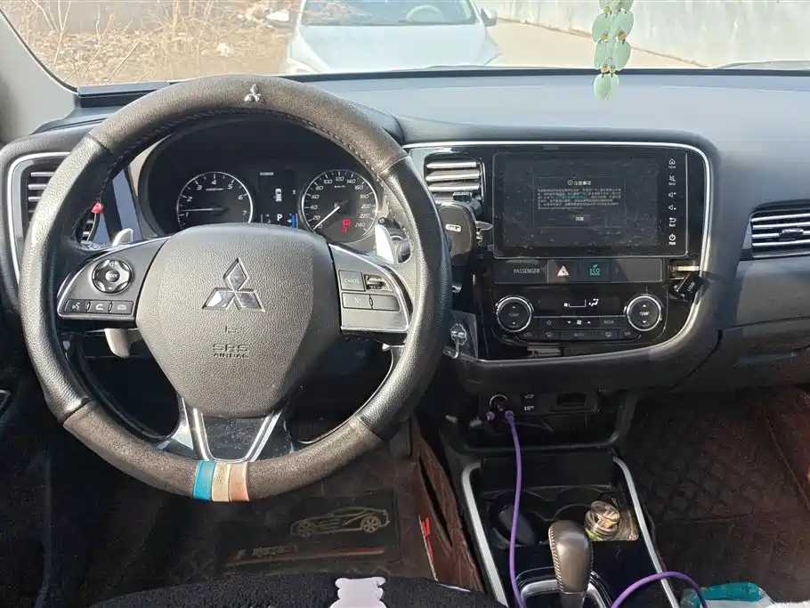 MITSUBISHI OUTLANDER