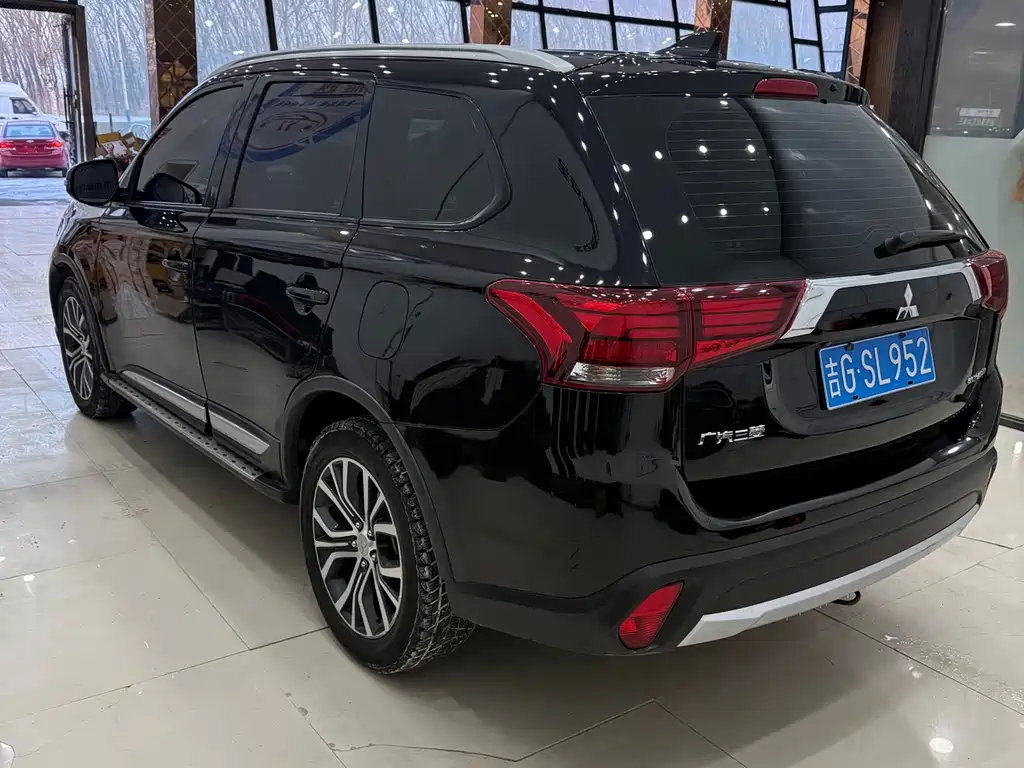 MITSUBISHI OUTLANDER