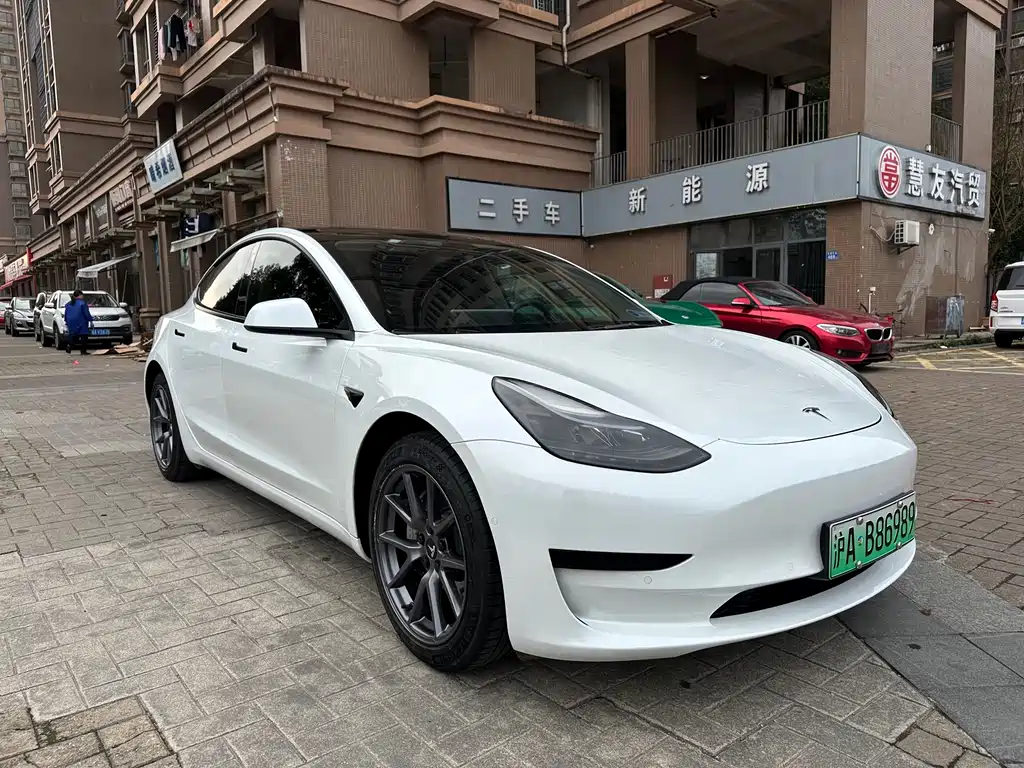 TESLA MODEL 3