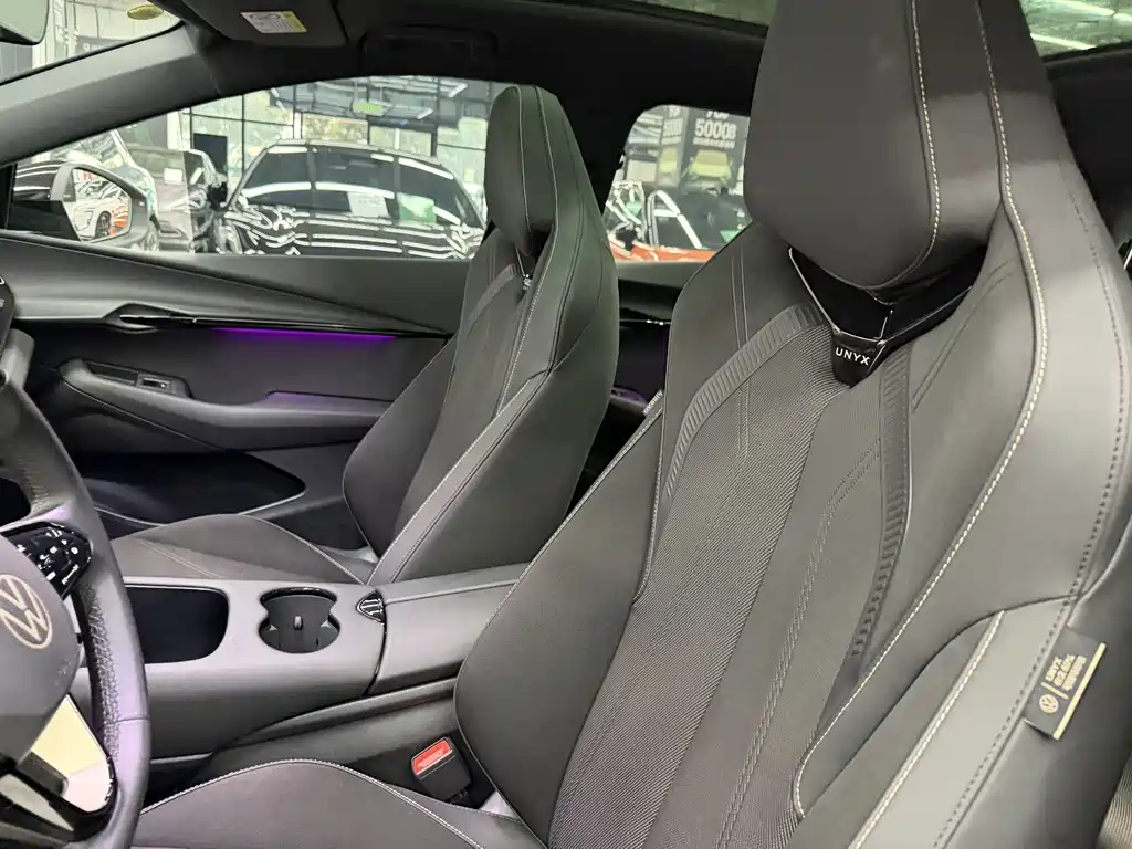 VOLKSWAGEN WITH THE CROWD 06