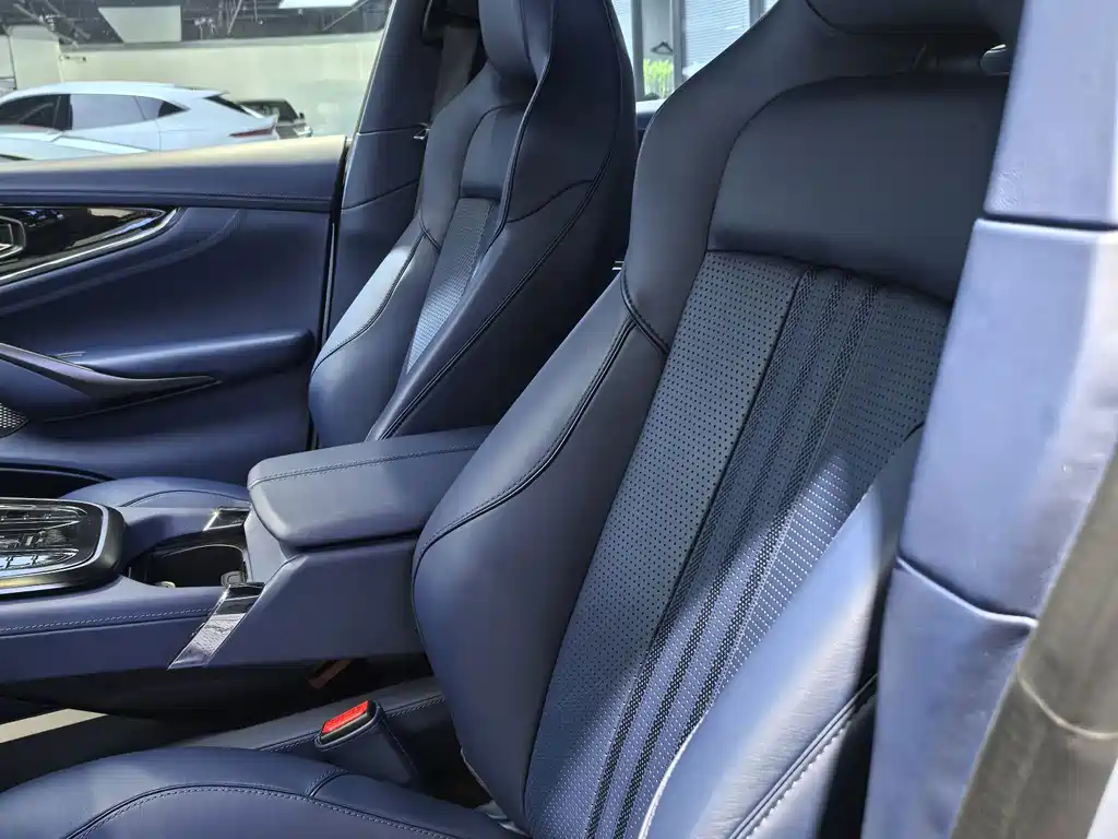 Aston Martin DBX — миниатюра 9