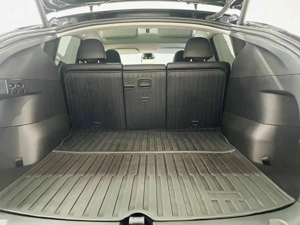 Tesla Model Y — миниатюра 12