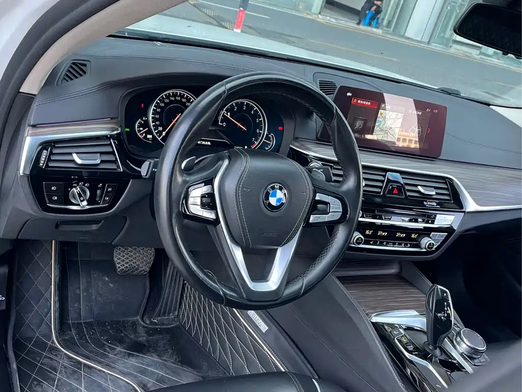BMW 5 Series — миниатюра 10