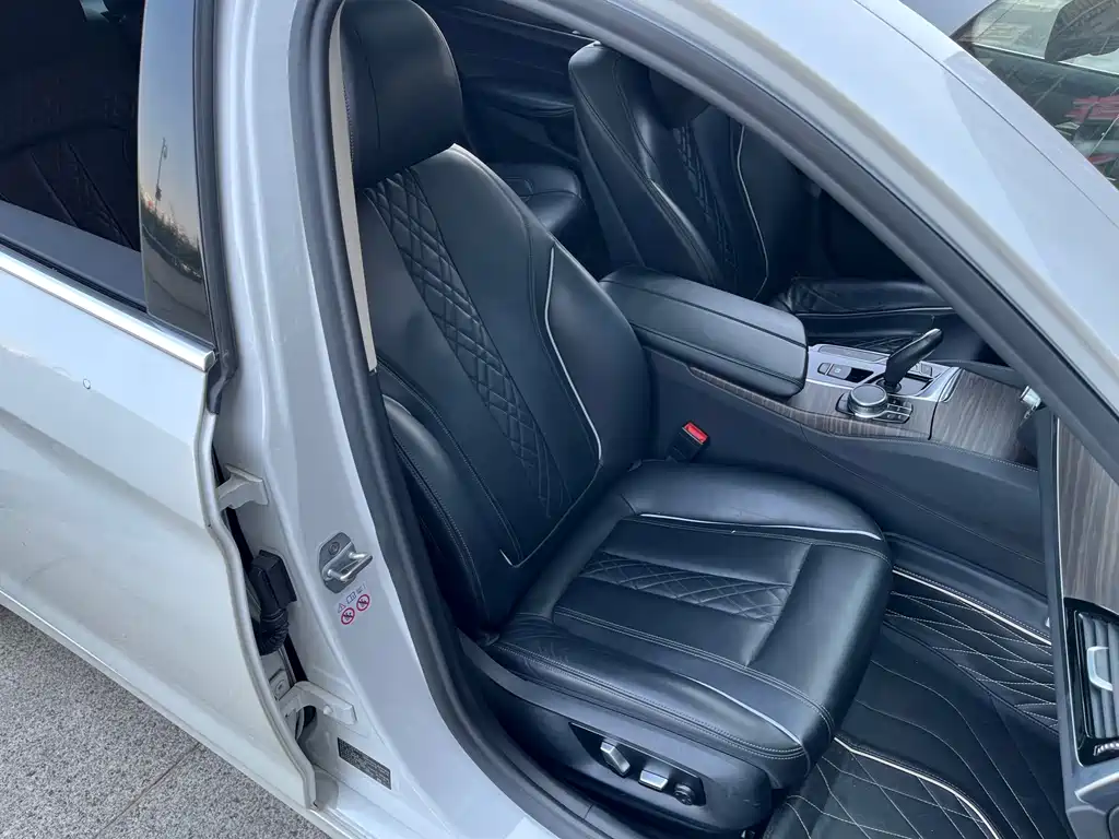 BMW 5 Series — миниатюра 18