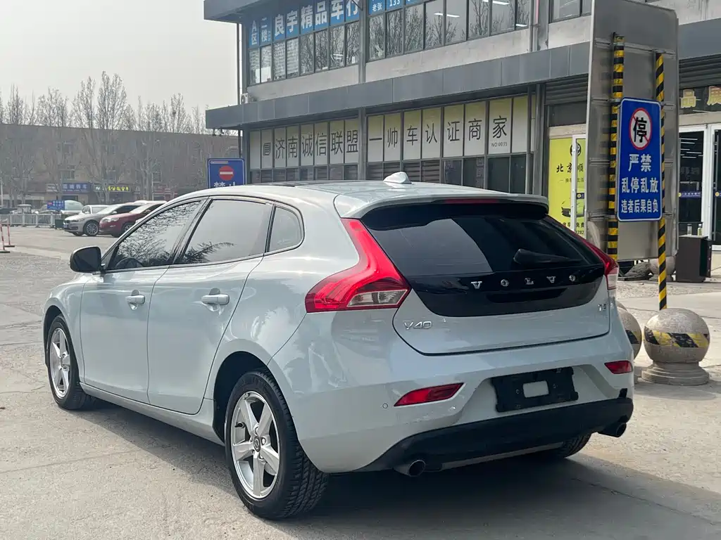 VOLVO V40