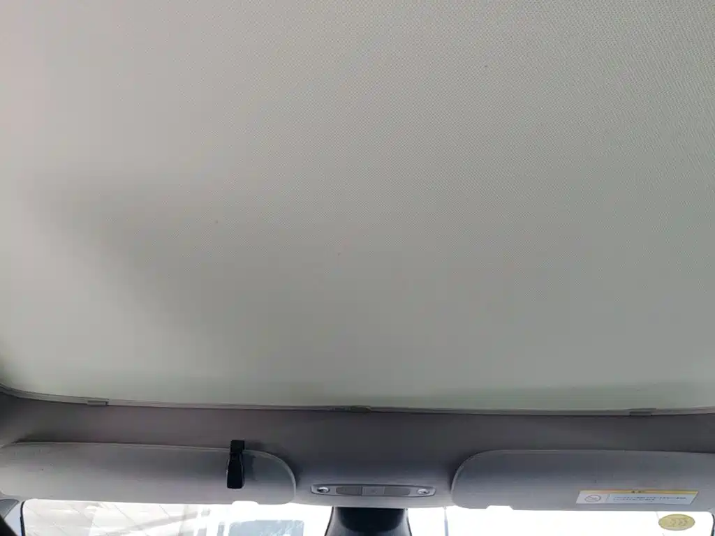 Tesla Model Y — миниатюра 18