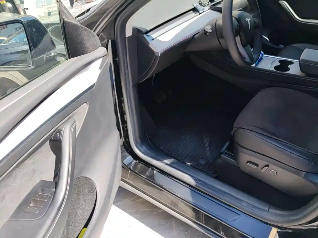 Tesla Model Y — миниатюра 16