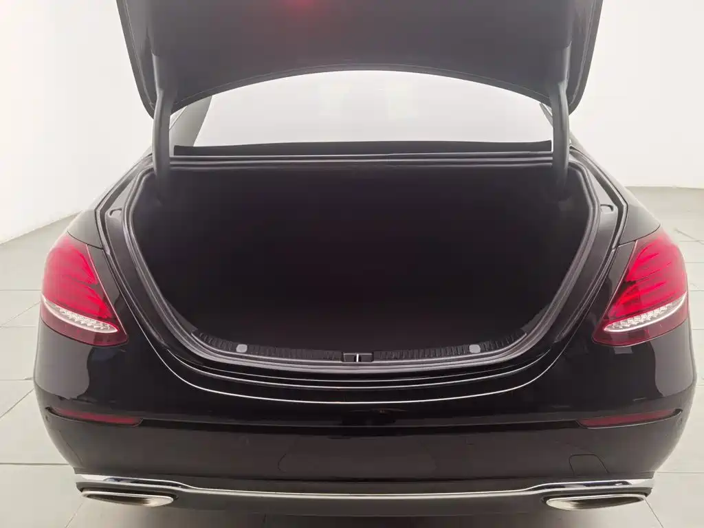 Mercedes-Benz E-Class — миниатюра 16