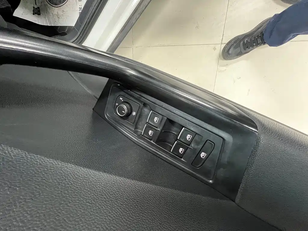 VOLKSWAGEN T ROC EXPLORING SONGS