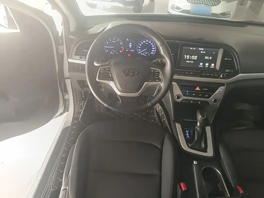 Hyundai Elantra — миниатюра 11
