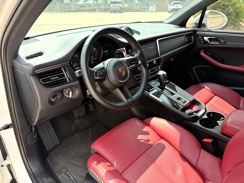 PORSCHE MACAN