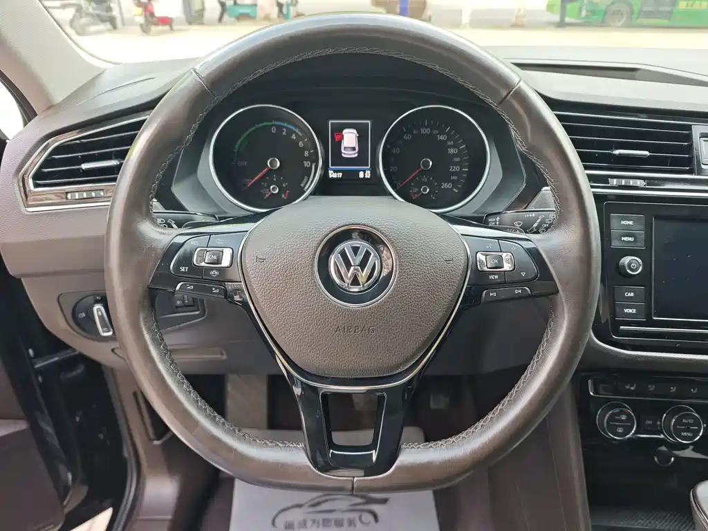 Volkswagen Tiguan L PHEV — миниатюра 8
