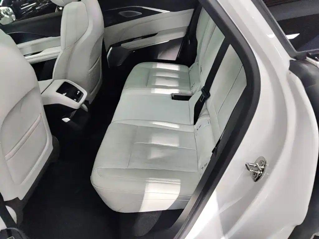 Cadillac Lyriq — миниатюра 17