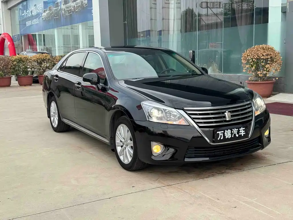 Toyota Crown — миниатюра 2