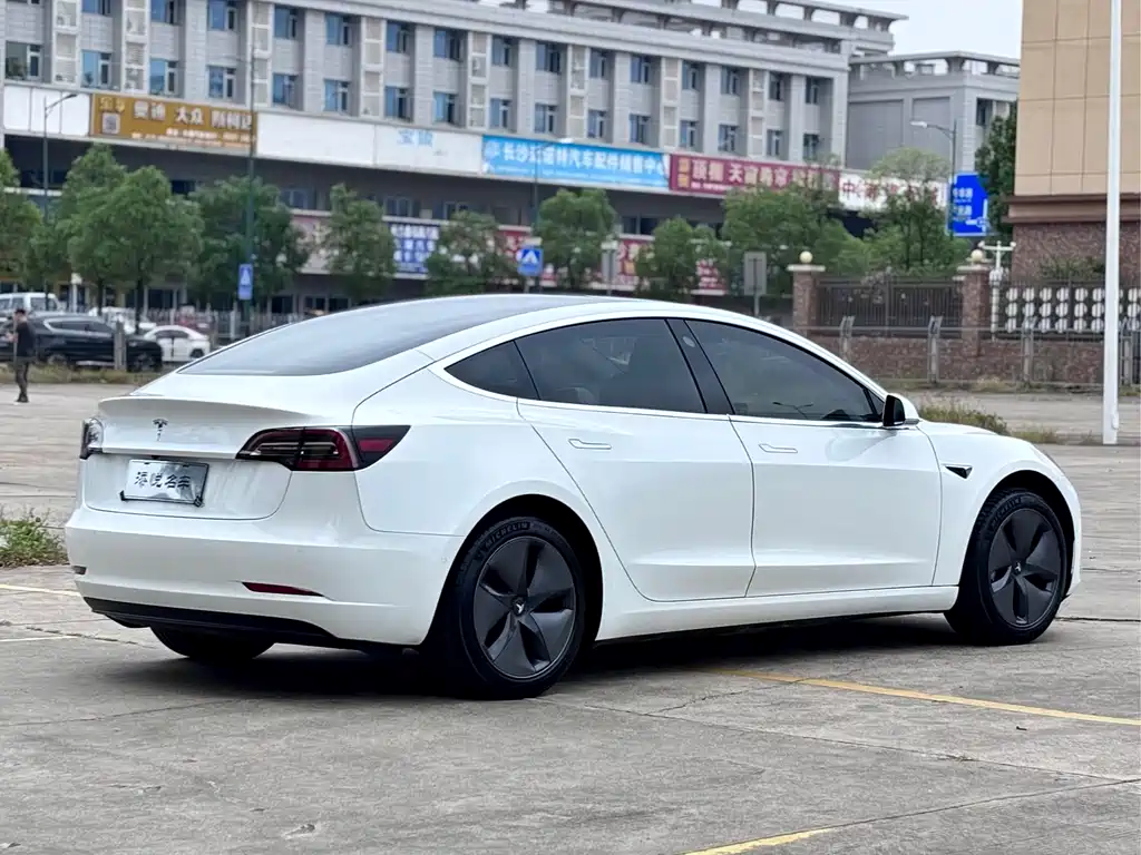 Tesla Model 3 — миниатюра 7