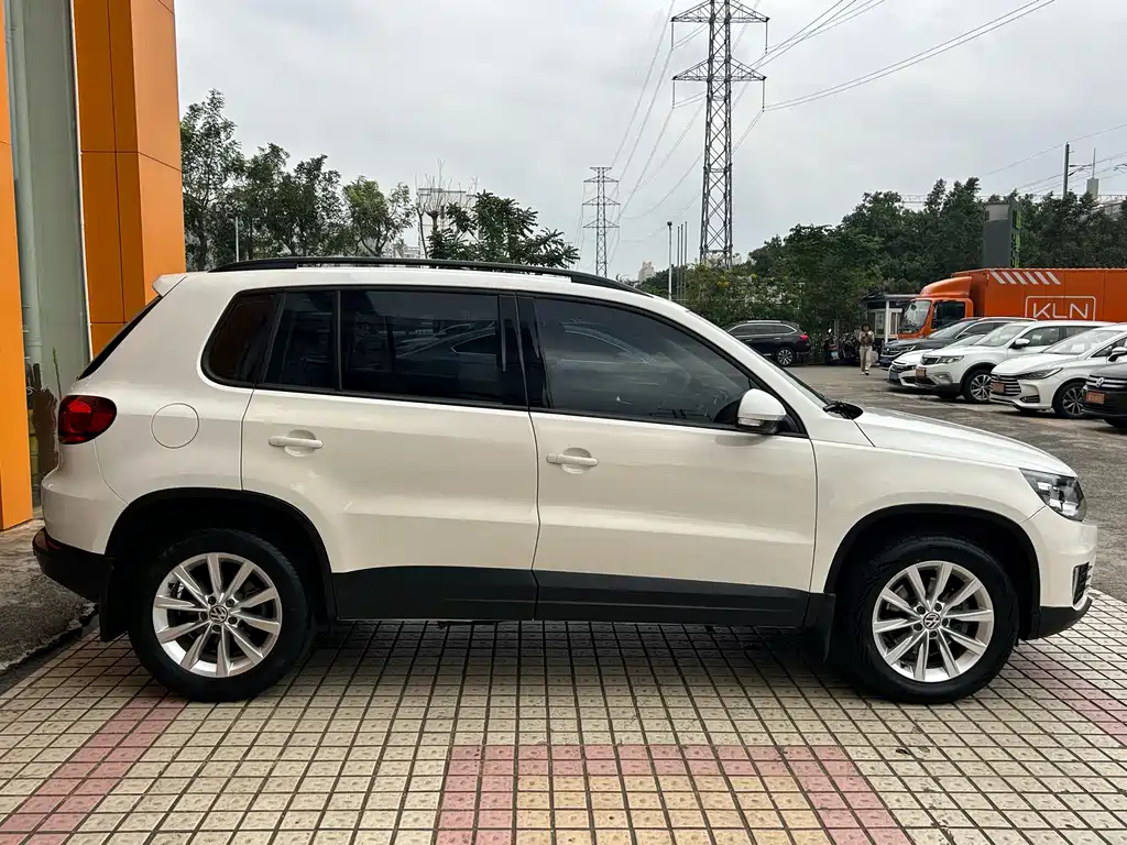 VOLKSWAGEN TIGUAN