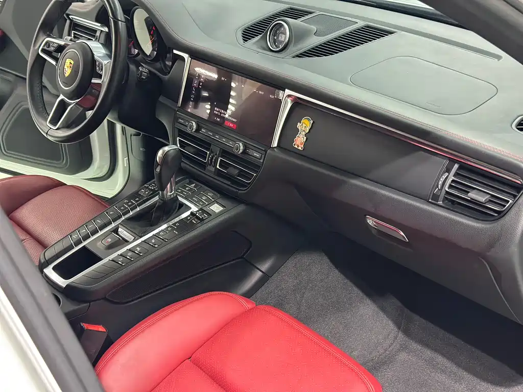 PORSCHE MACAN