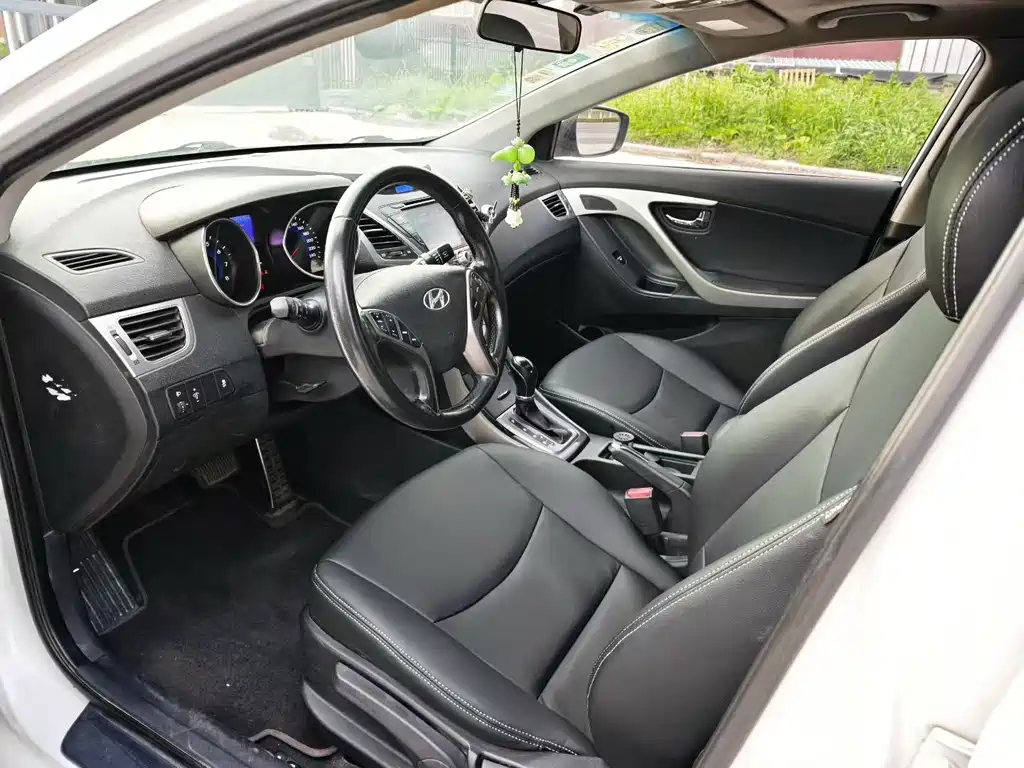 Hyundai Elantra 2012 1.6L AT Luxury
