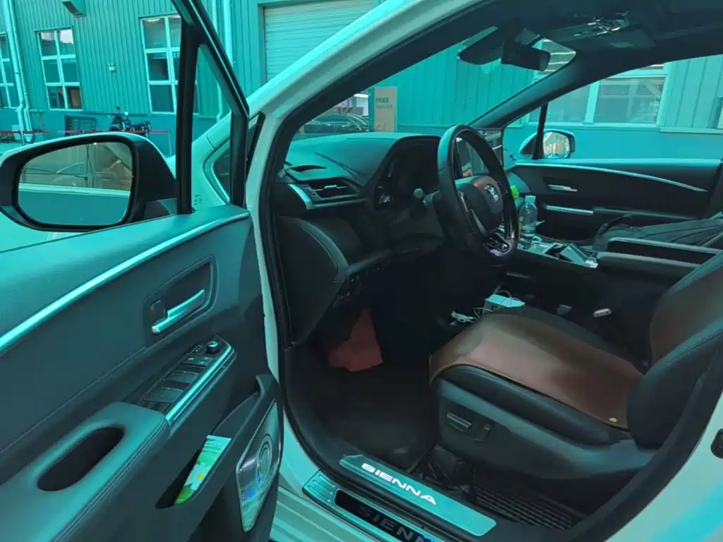 Toyota Sienna — миниатюра 16