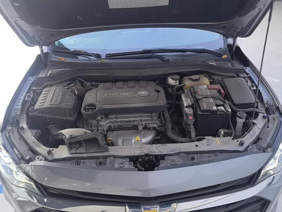Chevrolet Monza 1.5 л 2021 г. Серебристо-серый, пробег 49000 км
