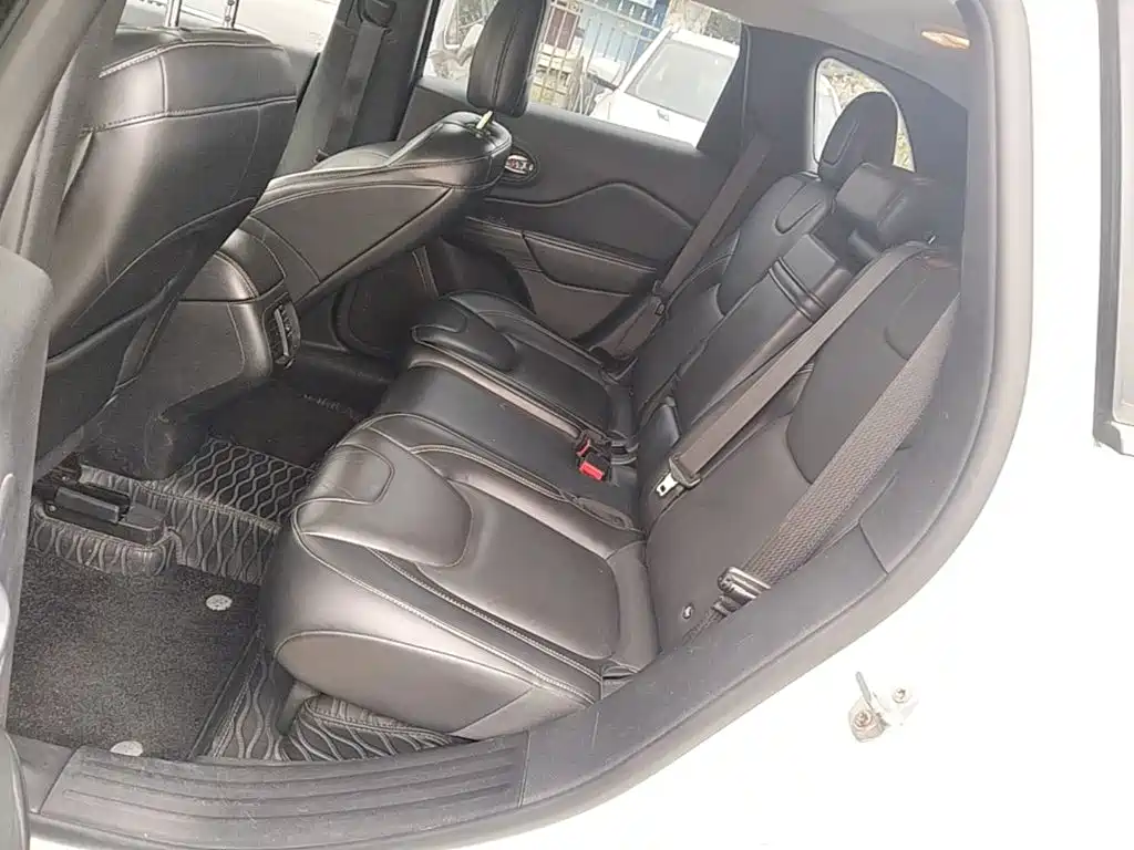 Jeep Cherokee — миниатюра 17