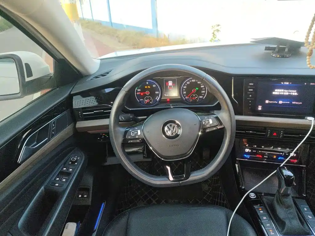 Volkswagen Passat PHEV — миниатюра 11