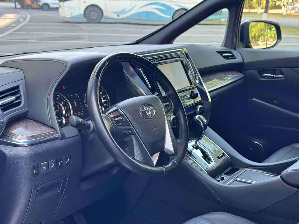 Toyota Alphard — миниатюра 9