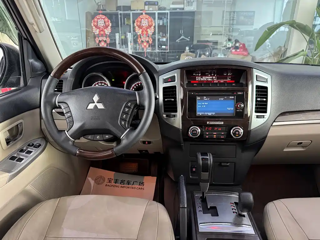 Mitsubishi Pajero (Import) — миниатюра 9