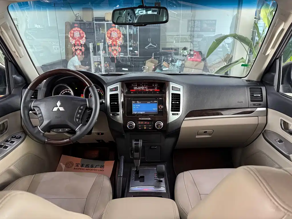 Mitsubishi Pajero (Import) — миниатюра 8