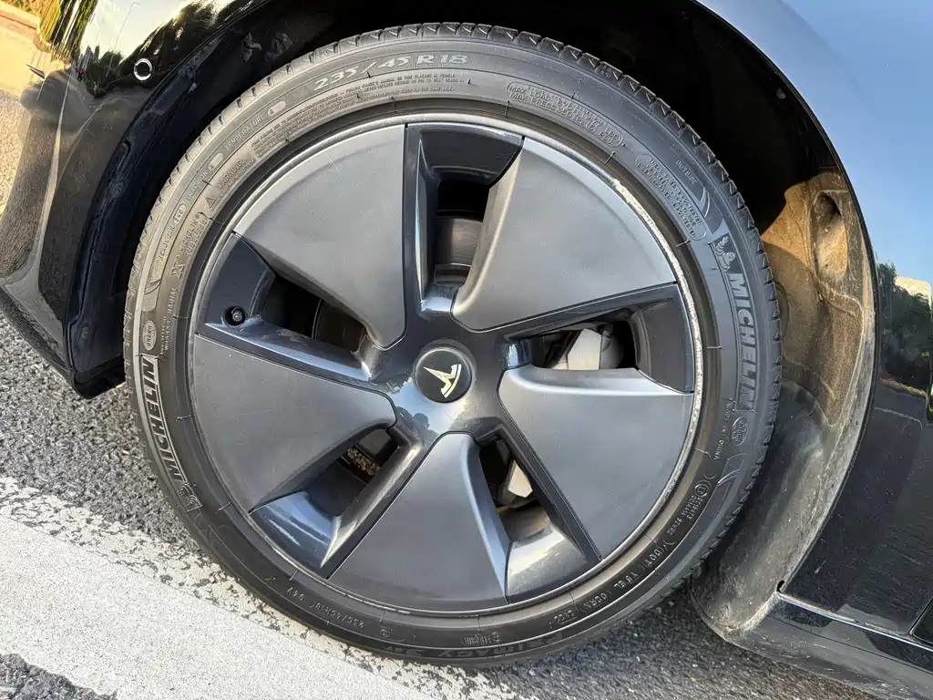 Tesla Model 3 — миниатюра 17