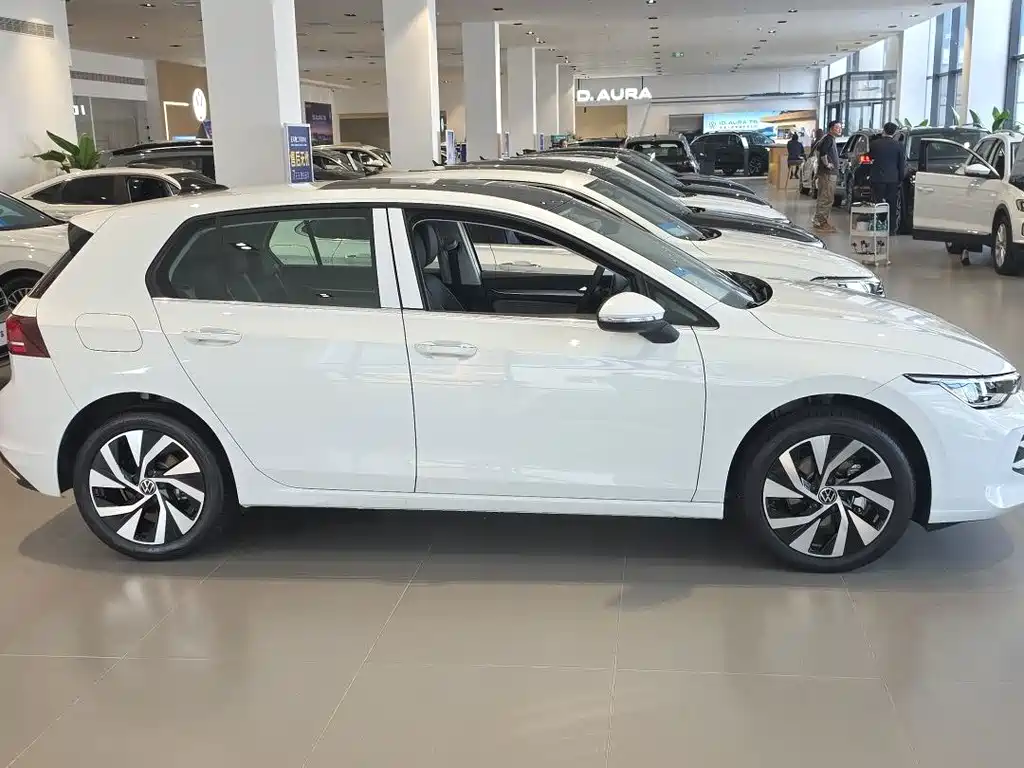 Volkswagen Golf 2026 300TSI Pro