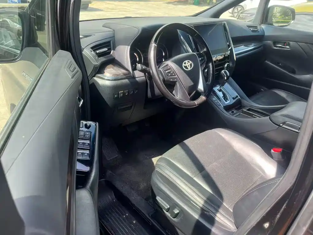 Toyota Vellfire — миниатюра 2