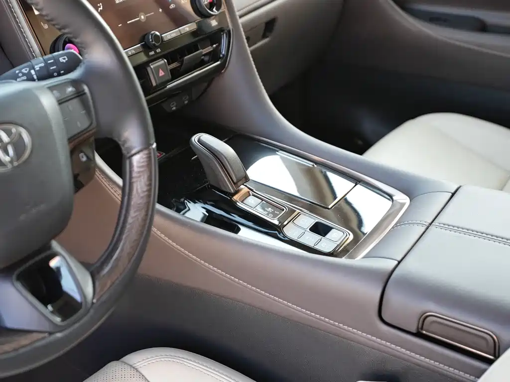 Toyota Alphard — миниатюра 16